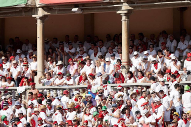 Público asistente a la Plaza de Toros de Pamplona durante la segunda corrida de la Feria del Toro 2018.