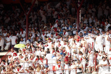 Público asistente a la Plaza de Toros de Pamplona durante la segunda corrida de la Feria del Toro 2018.