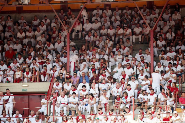 Público asistente a la Plaza de Toros de Pamplona durante la segunda corrida de la Feria del Toro 2018.
