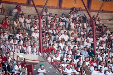 Público asistente a la Plaza de Toros de Pamplona durante la segunda corrida de la Feria del Toro 2018.