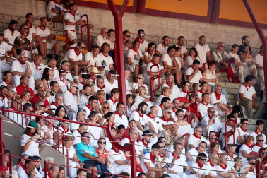 Público asistente a la Plaza de Toros de Pamplona durante la segunda corrida de la Feria del Toro 2018.