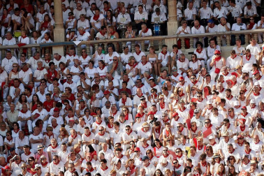 Público asistente a la Plaza de Toros de Pamplona durante la segunda corrida de la Feria del Toro 2018.