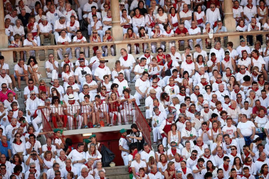Público asistente a la Plaza de Toros de Pamplona durante la segunda corrida de la Feria del Toro 2018.