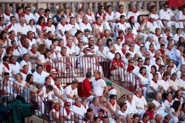 Público asistente a la Plaza de Toros de Pamplona durante la segunda corrida de la Feria del Toro 2018.