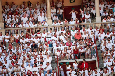 Público asistente a la Plaza de Toros de Pamplona durante la segunda corrida de la Feria del Toro 2018.