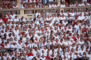 Público asistente a la Plaza de Toros de Pamplona durante la segunda corrida de la Feria del Toro 2018.