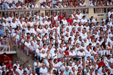 Público asistente a la Plaza de Toros de Pamplona durante la segunda corrida de la Feria del Toro 2018.