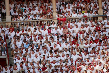 Público asistente a la Plaza de Toros de Pamplona durante la segunda corrida de la Feria del Toro 2018.