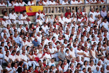Público asistente a la Plaza de Toros de Pamplona durante la segunda corrida de la Feria del Toro 2018.
