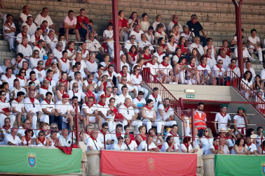 Público asistente a la Plaza de Toros de Pamplona durante la segunda corrida de la Feria del Toro 2018.