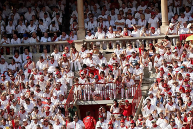 Público asistente a la Plaza de Toros de Pamplona durante la segunda corrida de la Feria del Toro 2018.