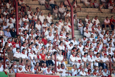 Público asistente a la Plaza de Toros de Pamplona durante la segunda corrida de la Feria del Toro 2018.
