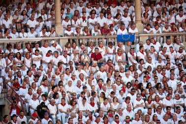 Público asistente a la Plaza de Toros de Pamplona durante la segunda corrida de la Feria del Toro 2018.