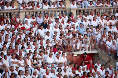 Público asistente a la Plaza de Toros de Pamplona durante la segunda corrida de la Feria del Toro 2018.