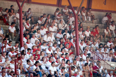 Público asistente a la Plaza de Toros de Pamplona durante la segunda corrida de la Feria del Toro 2018.