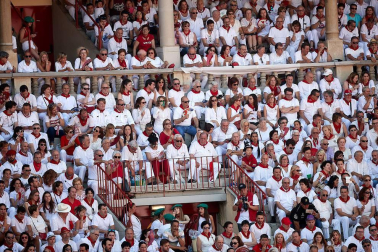 Público asistente a la Plaza de Toros de Pamplona durante la segunda corrida de la Feria del Toro 2018.