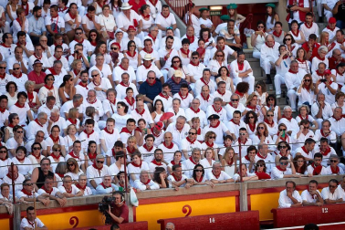 Público asistente a la Plaza de Toros de Pamplona durante la segunda corrida de la Feria del Toro 2018.