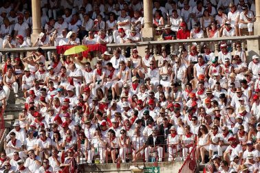 Público asistente a la Plaza de Toros de Pamplona durante la segunda corrida de la Feria del Toro 2018.