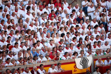 Público asistente a la Plaza de Toros de Pamplona durante la segunda corrida de la Feria del Toro 2018.
