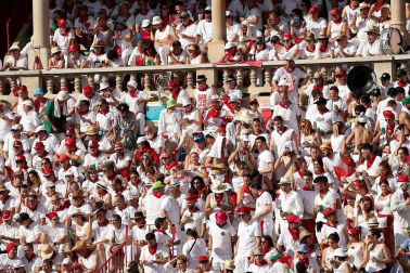Público asistente a la Plaza de Toros de Pamplona durante la segunda corrida de la Feria del Toro 2018.