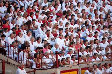 Público asistente a la Plaza de Toros de Pamplona durante la segunda corrida de la Feria del Toro 2018.