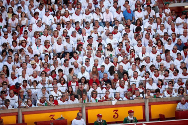 Público asistente a la Plaza de Toros de Pamplona durante la segunda corrida de la Feria del Toro 2018.