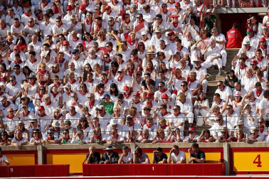 Público asistente a la Plaza de Toros de Pamplona durante la segunda corrida de la Feria del Toro 2018.
