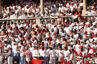 Público asistente a la Plaza de Toros de Pamplona durante la segunda corrida de la Feria del Toro 2018.
