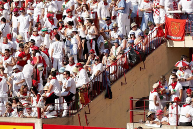 Público asistente a la Plaza de Toros de Pamplona durante la segunda corrida de la Feria del Toro 2018.