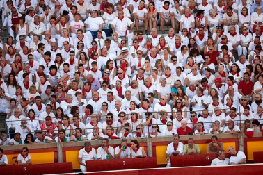 Público asistente a la Plaza de Toros de Pamplona durante la segunda corrida de la Feria del Toro 2018.
