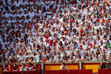 Público asistente a la Plaza de Toros de Pamplona durante la segunda corrida de la Feria del Toro 2018.