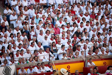 Público asistente a la Plaza de Toros de Pamplona durante la segunda corrida de la Feria del Toro 2018.