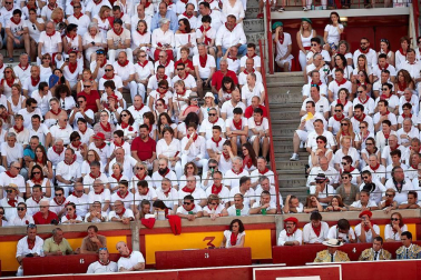 Público asistente a la Plaza de Toros de Pamplona durante la segunda corrida de la Feria del Toro 2018.