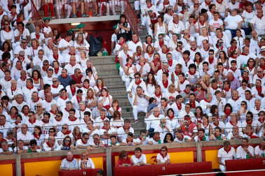 Público asistente a la Plaza de Toros de Pamplona durante la segunda corrida de la Feria del Toro 2018.
