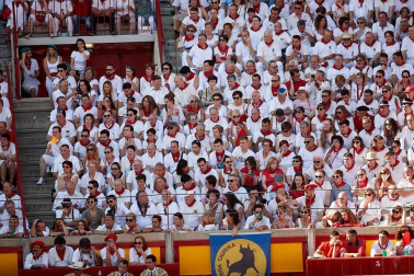 Público asistente a la Plaza de Toros de Pamplona durante la segunda corrida de la Feria del Toro 2018.
