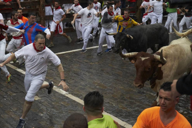 Imágenes del segundo encierro de los Sanfermines 2018, protagonizado por toros de José Escolar