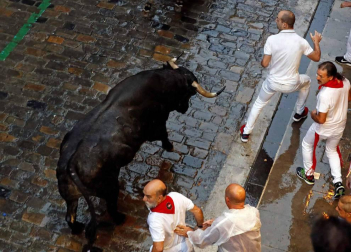 Imágenes del segundo encierro de los Sanfermines 2018, protagonizado por toros de José Escolar