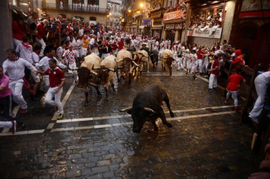 Imágenes del segundo encierro de los Sanfermines 2018, protagonizado por toros de José Escolar