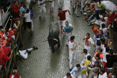 Imágenes del segundo encierro de los Sanfermines 2018, protagonizado por toros de José Escolar