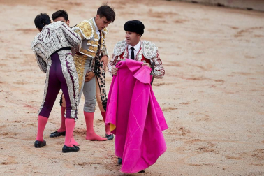 Faena de los toros de la ganadería del José Escolar para los diestros Javier Castaño, Emilio de Justo y Gonzalo Caballero.