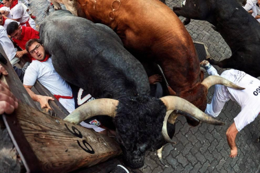 Imágenes del octavo encierro de los Sanfermines de 2018, con toros de la ganadería Miura.