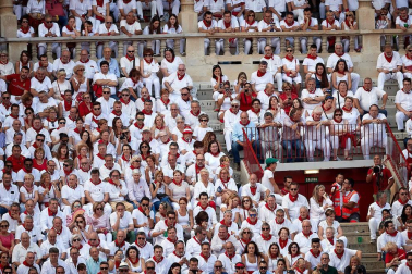 Público asistente a la Plaza de Toros de Pamplona durante la tercera corrida de la Feria del Toro 2018.