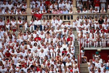 Público asistente a la Plaza de Toros de Pamplona durante la tercera corrida de la Feria del Toro 2018.