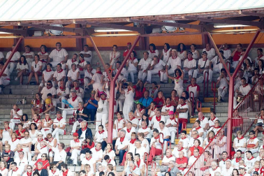 Público asistente a la Plaza de Toros de Pamplona durante la tercera corrida de la Feria del Toro 2018.