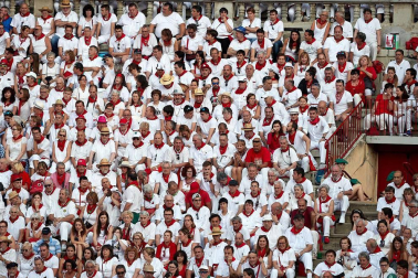 Público asistente a la Plaza de Toros de Pamplona durante la tercera corrida de la Feria del Toro 2018.