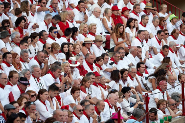 Público asistente a la Plaza de Toros de Pamplona durante la tercera corrida de la Feria del Toro 2018.