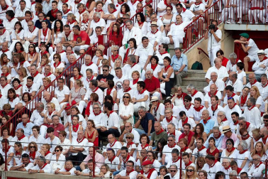 Público asistente a la Plaza de Toros de Pamplona durante la tercera corrida de la Feria del Toro 2018.
