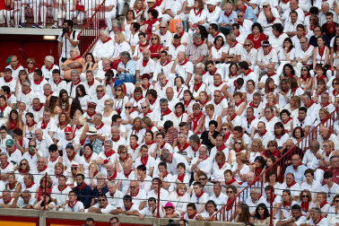 Público asistente a la Plaza de Toros de Pamplona durante la tercera corrida de la Feria del Toro 2018.