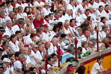 Público asistente a la Plaza de Toros de Pamplona durante la tercera corrida de la Feria del Toro 2018.