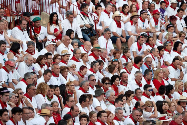 Público asistente a la Plaza de Toros de Pamplona durante la tercera corrida de la Feria del Toro 2018.